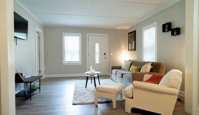 The Blue Garden Escape – Walk to Riverwalk & Relax