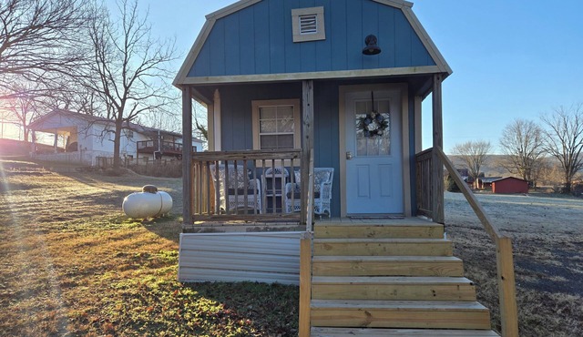 The Blue Goose, a charming house in Marshall, perfect for your getaway.