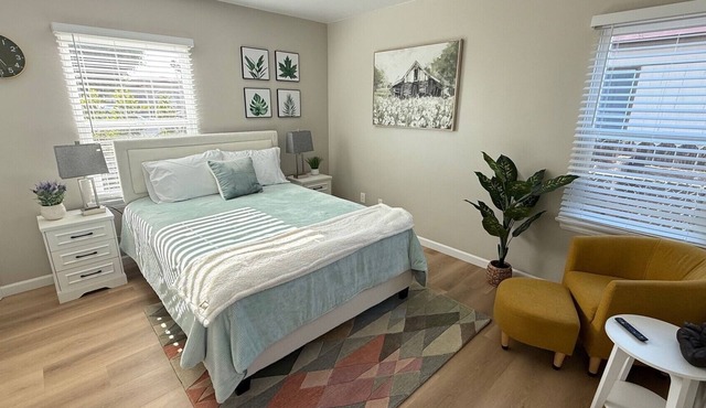 The Blue Haven - Modern San Diego Retreat with Central Location & Gated Parking