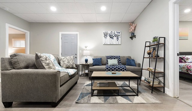 The Blue Haven - Newly Renovated 3BR, 8 mins to Downtown & Pet-Friendly