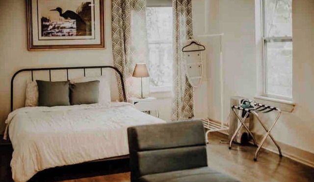 The Blue Heron-elegant urban studio in city center