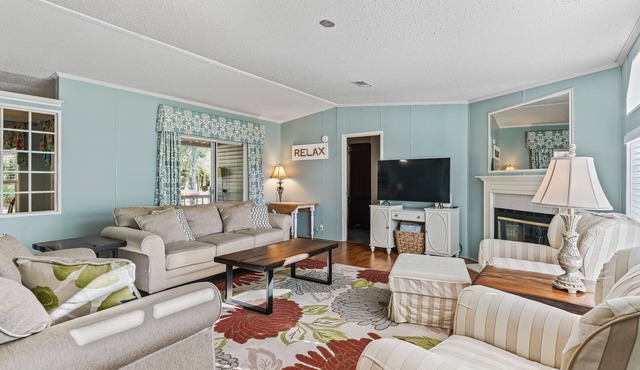 The Blue Heron Hideaway- cute & cozy 3 bed/2 bath with Rainbow River Access!