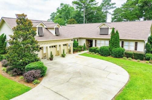 The Blue Heron Lakehouse! Superb 6-BR home Logan Martin Lake in charming Lincoln