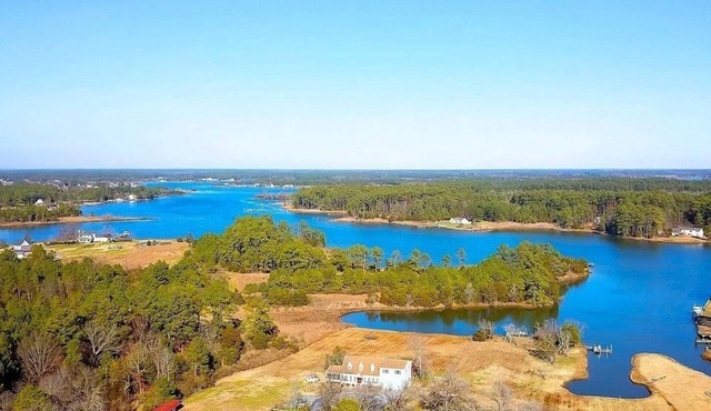The Blue Heron-Spacious Waterfront Eastern Shore getaway with kayaks