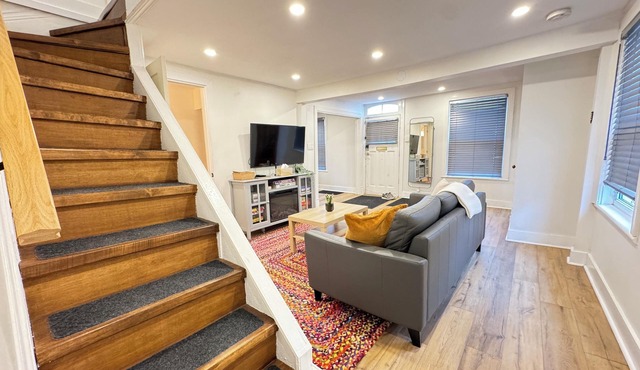 The Blue House: A Downtown Getaway w/Parking