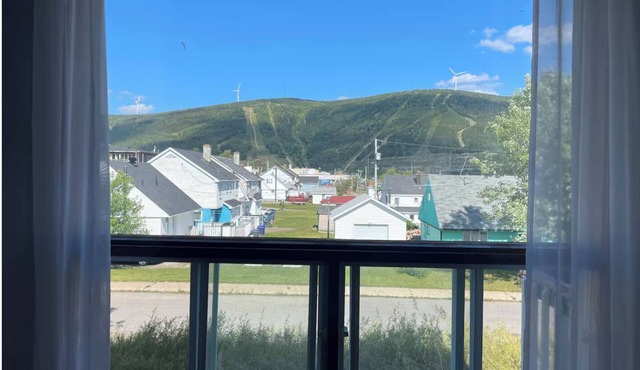 The blue house at the foot of the mountains