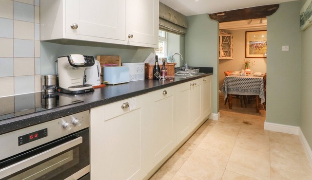 THE BLUE HOUSE, family friendly, character holiday cottage in Malpas