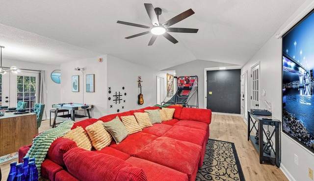 The Blue House: Games - UGA - 3 King Beds - Massage Chair