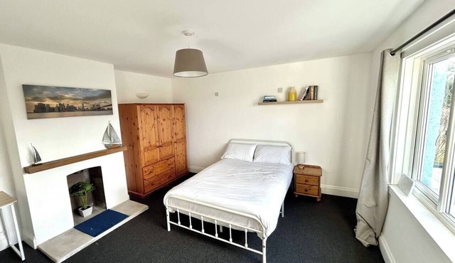 The Blue House - Godolphin - Large Spacious Home