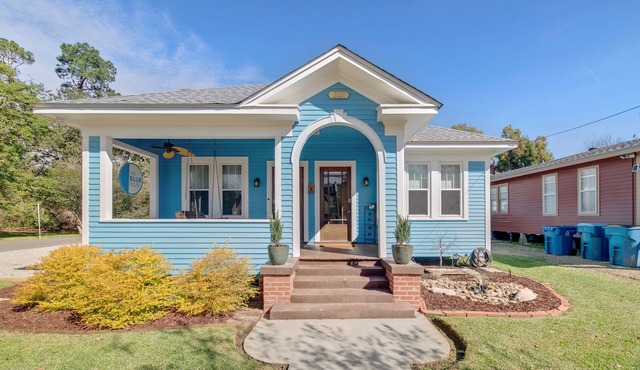 The Blue House - Historic & Completely Updated, Walkable!