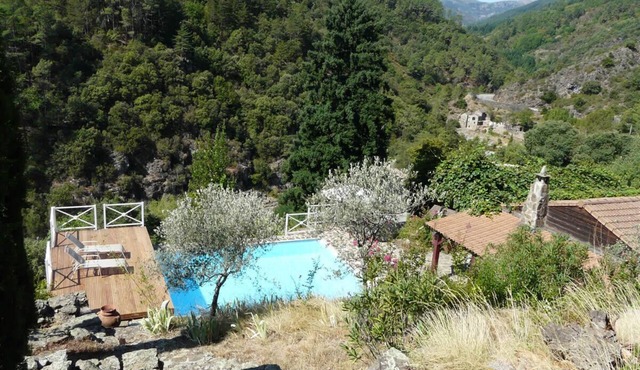 The Blue House in Ardèche - Independant house with pool and river