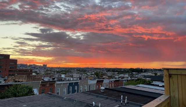The Blue House! Modern+ Rooftop deck+ Parking