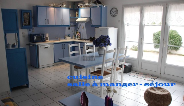 The Blue house, quiet vacations in the island of Re, sleeps 4 to 6