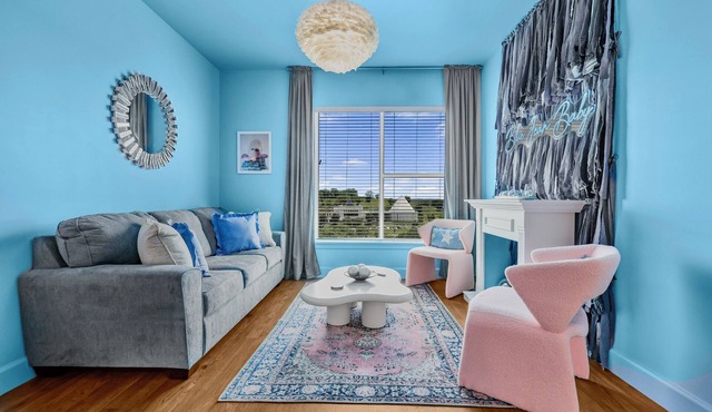 The Blue Jean Baby-Luxe Downtown stay w. infinity pool, gym + walk to Broadway