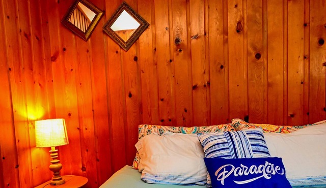 The Blue Lagoon is a cozy cottage with lake view near Niagara falls & Olcott