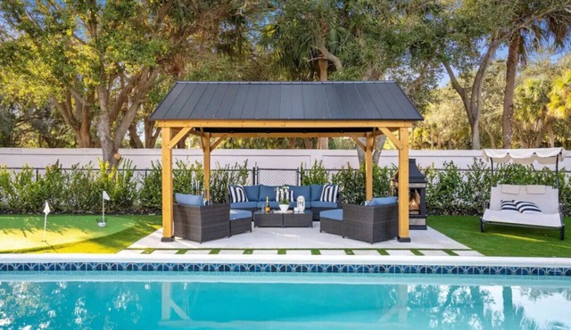 The Blue Palm: Pool & Golf + 1 mile to Beach 🌴