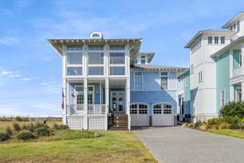The Blue Pearl - Luxurious beachfront living with community pool!