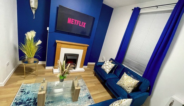 The Blue Retreat 3 Bed House Minutes away from town with Free Parking