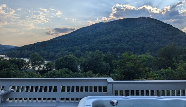 The Blue Ridge Bungalow- 3BR 2BA, hot tub with panoramic views, dog-friendly.
