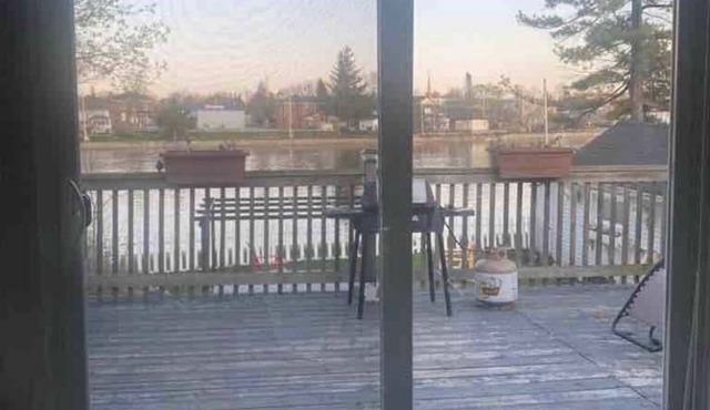 The Blue River Cabin|Riverfront Cozy Sunny Retreat