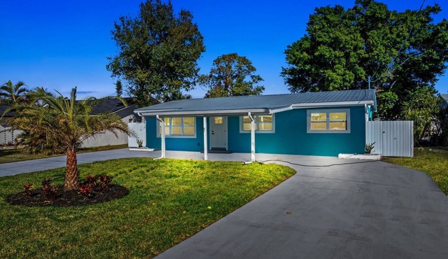 The Blue River House. 3-bedroom Pool house in peaceful Fort Myers with AC, WiFi