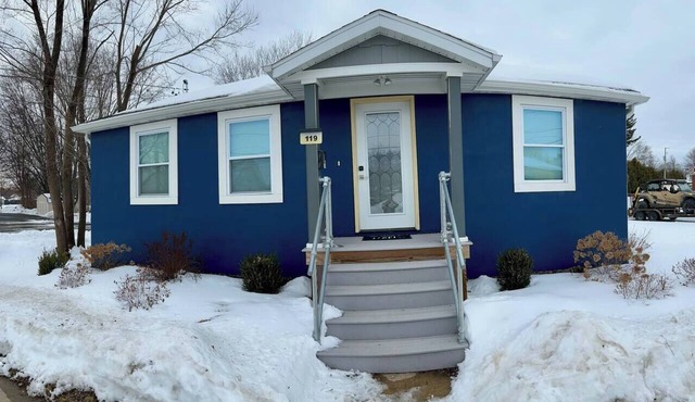 The Blue Riverside Home in Oconto