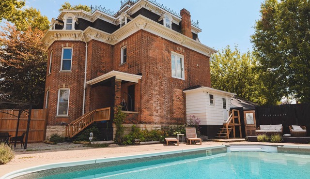 The Blue Veil Manor - World Famous Haunted House