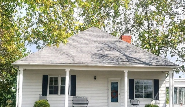 The Bluebell Farmhouse/The Ark 8.6 miles/Walmart 3 miles/CLEAN!
