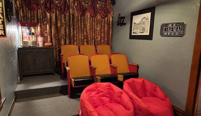 The Bluebell Manor - Home theater- Walk to Downtown