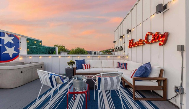 The Bluebell - Rooftop Lounge with Hot Tub!