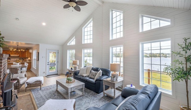 The Bluebird Cottage Lake Front 4Bdrms