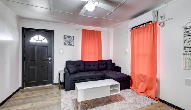 The Bluebird: Modern 1 Bed, Large Peaceful Yard