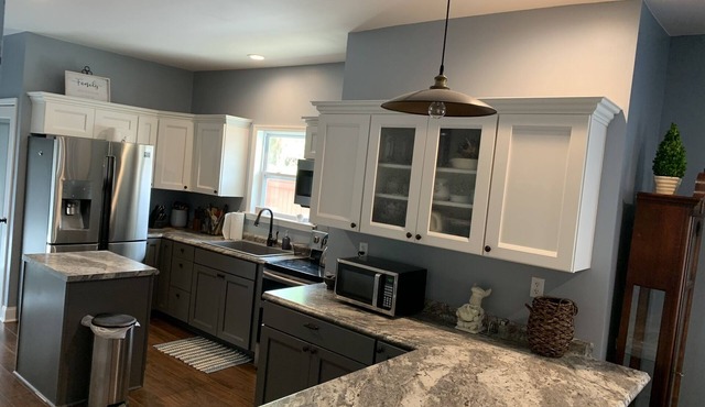The Bluegrass Bungalow: New Constructed Sleeps 8: 6 beds 2.5 baths. Handicap ass