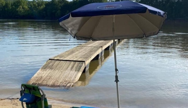 THE BLUESTONE COVE RETREAT on Kerr Lake:Gentle Slope/Sandy Cove, Game-Ready Yard