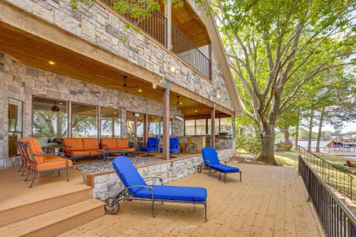 The Bluewater Bungalow - Luxe Cedar Creek Lake Gem