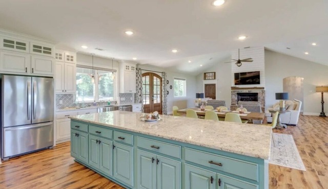 “The Bluffs” A Family-Friendly Home w Deck & Breathtaking Lake View