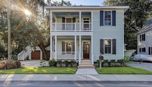 The Bluffton Village Home-5BR Old Town Luxury, Includes Separate Carriage House!