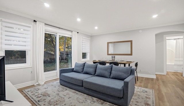 The Blushwood Suite | Mins to DT & Trails