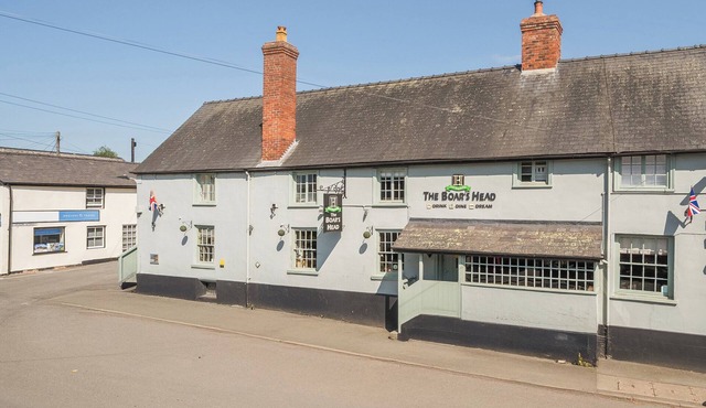 THE BOARS HEAD PUB, pet friendly, with hot tub in Bishop's Castle