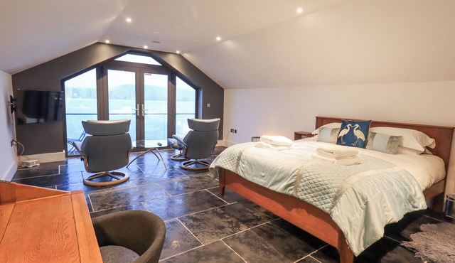 THE BOAT HOUSE AT LOUPER WEIR, romantic in Bowness-On-Windermere