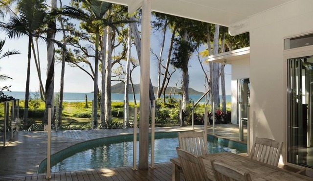 The Boat House - Absolute Beachfront paradise