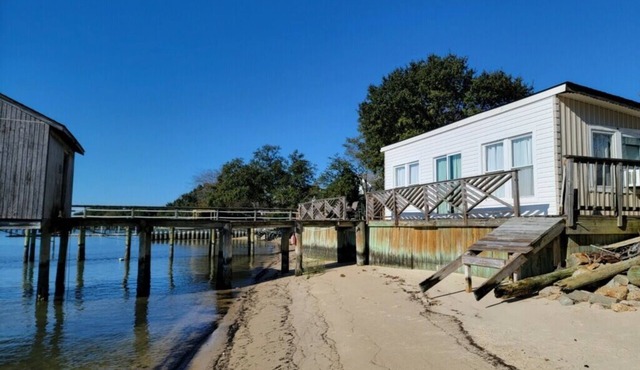 The Boat House on the Bay - On the water; Pet Friendly; WiFi