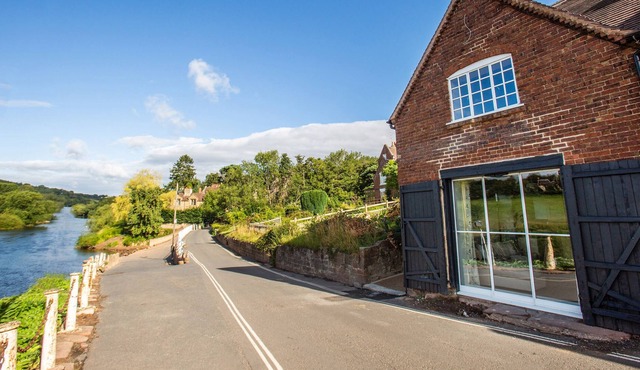 THE BOAT HOUSE, pet friendly, with a garden in Upper Arley