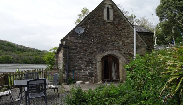 THE BOAT HOUSE, pet friendly, with a garden in St Winnow