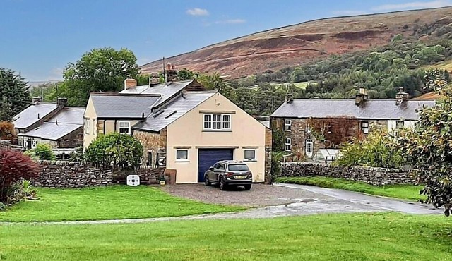 The Boat House - Spacious Village Apartment