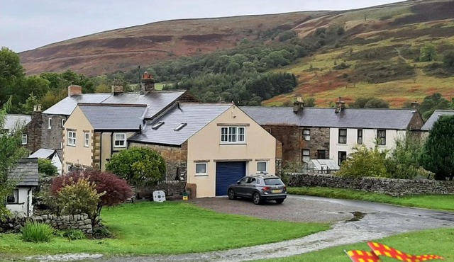 The Boat House, Spacious Village Apartment