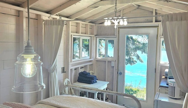 The Boat House: Your Cozy Lakeside Getaway on Wymer Lake