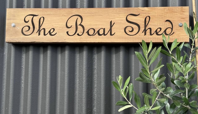 The Boat Shed is a boutique, rustic style 2 bedroom studio close to the river.