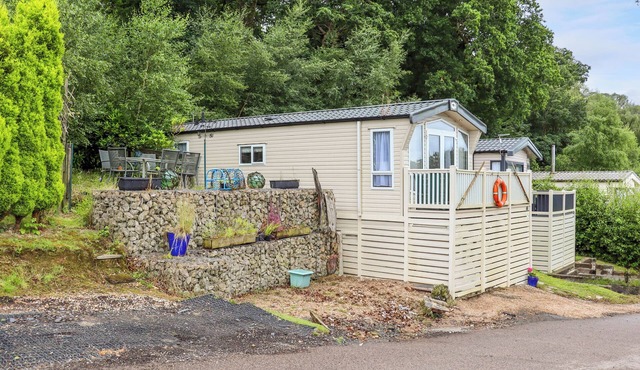 THE BOATHOUSE, pet friendly, with pool in St Leonards-On-Sea