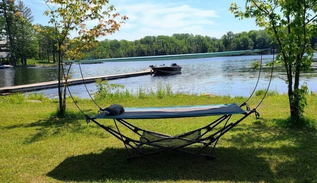 The Boathouse - 3-bedroom Waterfront Cottage
